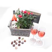 Rose&#39; Wine, Pink Rose Plant &amp; Chocolates 125g